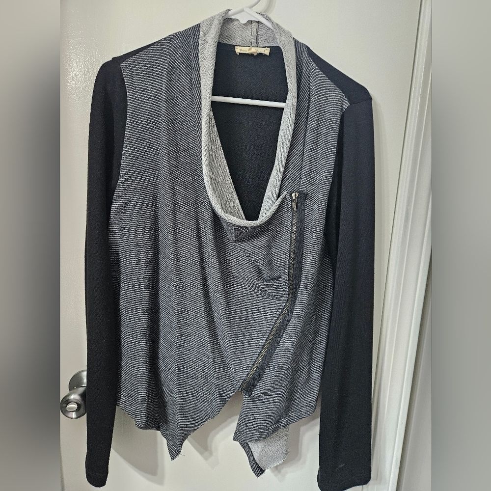 Hem & Thread Black zippered women's long sleeve shirt cardigan